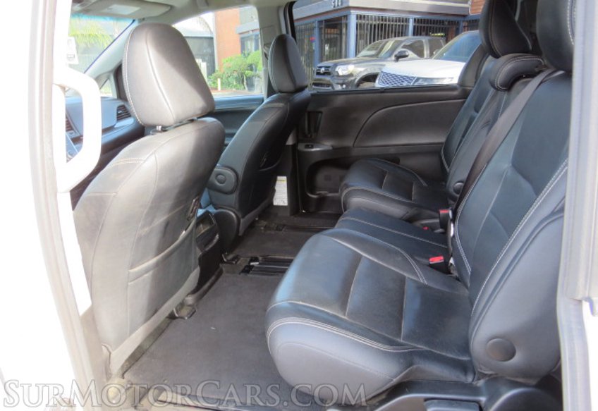 2017 Toyota Sienna - Image 30