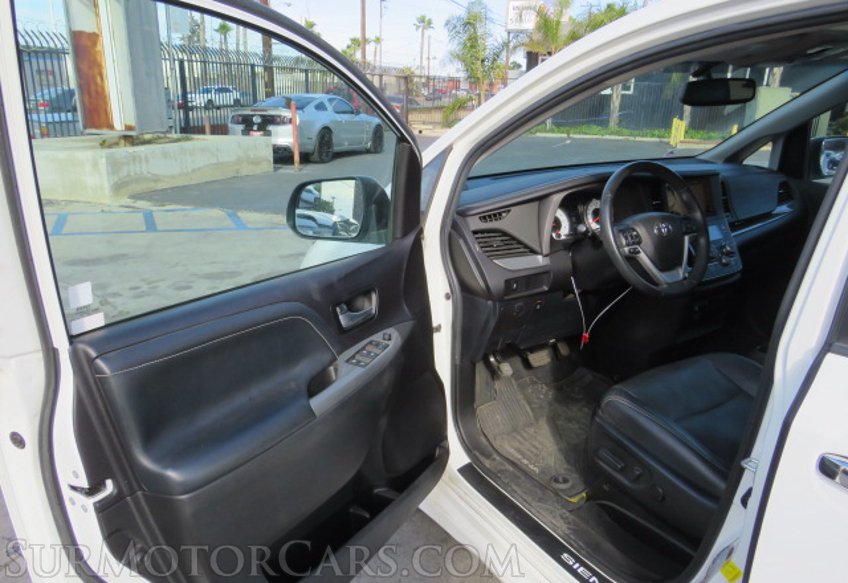 2017 Toyota Sienna - Image 20