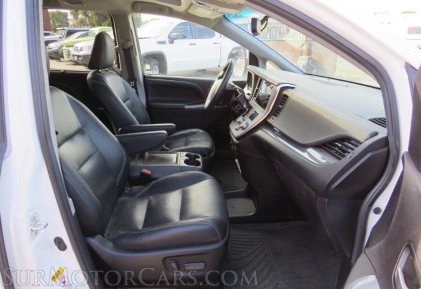 2017 Toyota Sienna - Image 23