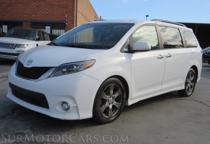 2017 Toyota Sienna - Image 3