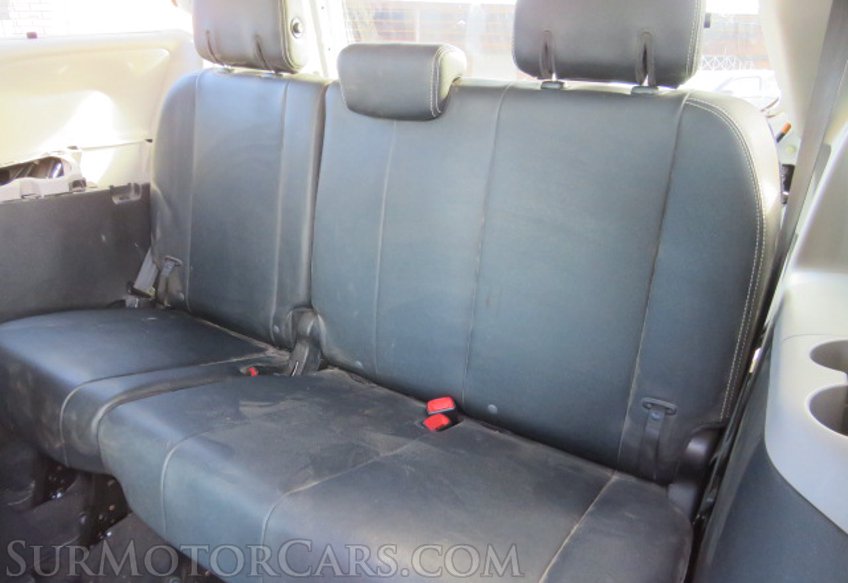 2017 Toyota Sienna - Image 32