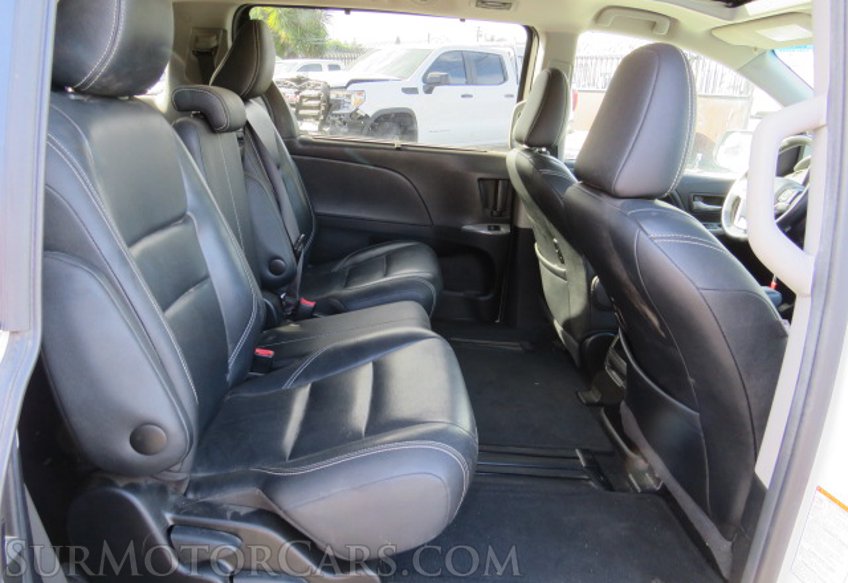2017 Toyota Sienna - Image 31