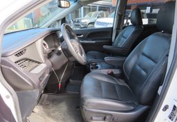 2017 Toyota Sienna - Image 24