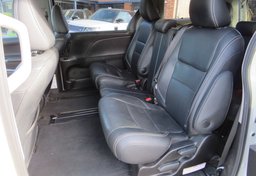 2017 Toyota Sienna - Image 28