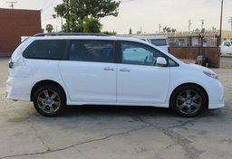 2017 Toyota Sienna - Image 6