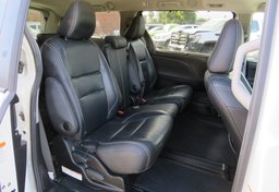 2017 Toyota Sienna - Image 29