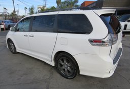 2017 Toyota Sienna - Image 9