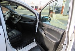 2017 Toyota Sienna - Image 21