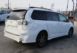 2017 Toyota Sienna - Image 8