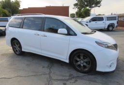 2017 Toyota Sienna - Image 2