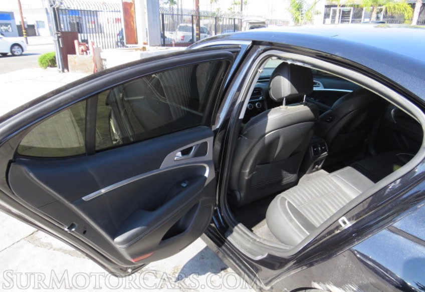 2020 Genesis G70 - Image 28