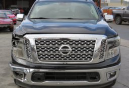 2017 Nissan Titan - Image 9