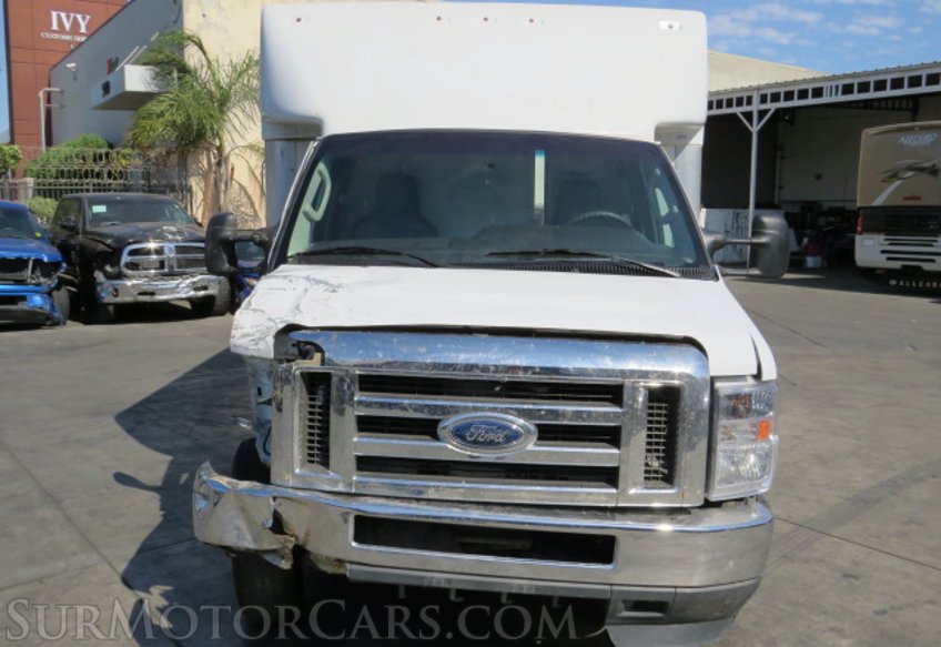 2021 Ford E-Series Cutaway - Image 11