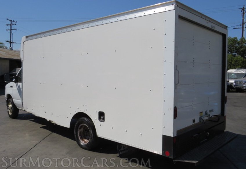 2021 Ford E-Series Cutaway - Image 9