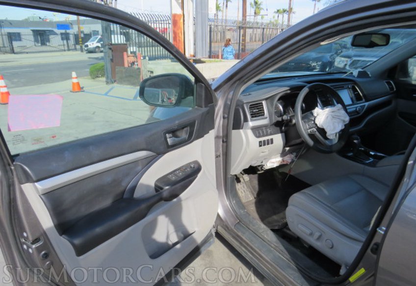 2016 Toyota Highlander - Image 21