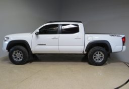 2017 Toyota Tacoma - Image 11