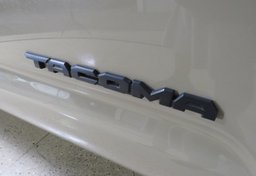 2017 Toyota Tacoma - Image 16