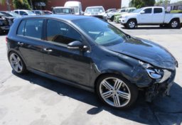 2013 Volkswagen Golf R - Image 2