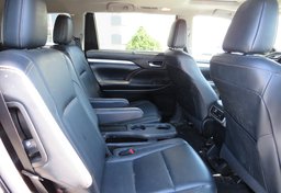 2017 Toyota Highlander - Image 32