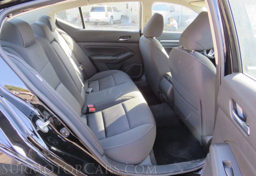2022 Nissan Altima - Image 28