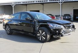 2022 Nissan Altima - Image 3