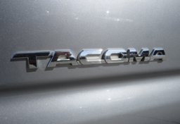 2015 Toyota Tacoma - Image 19