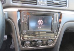 2017 Volkswagen Passat - Image 31