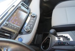 2017 Toyota RAV4 Hybrid - Image 40