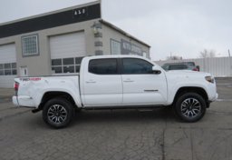 2020 Toyota Tacoma 4WD - Image 9