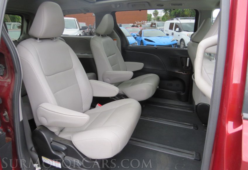 2015 Toyota Sienna - Image 30