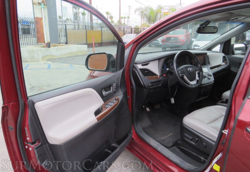 2015 Toyota Sienna - Image 19