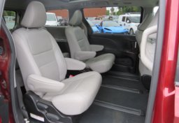 2015 Toyota Sienna - Image 30