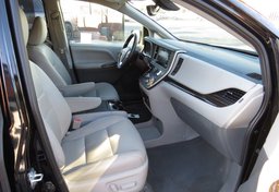 2020 Toyota Sienna - Image 6