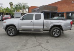 2018 Toyota Tacoma - Image 10