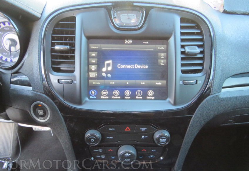 2020 Chrysler 300 - Image 34