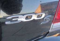 2020 Chrysler 300 - Image 15