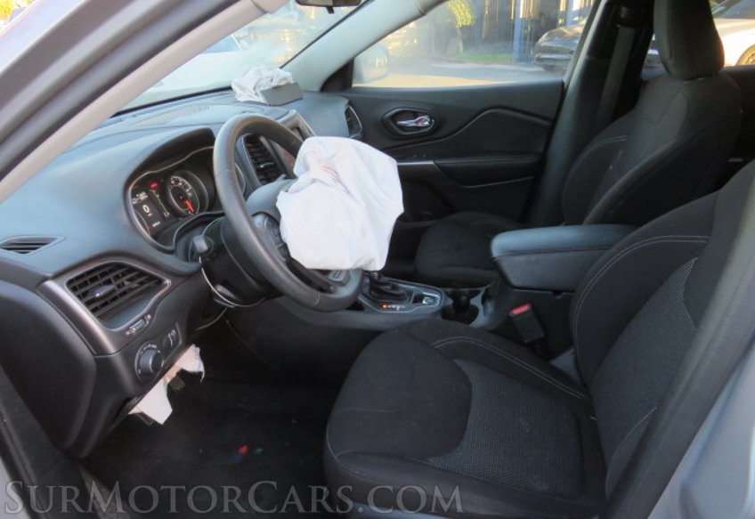 2020 Jeep Cherokee - Image 25