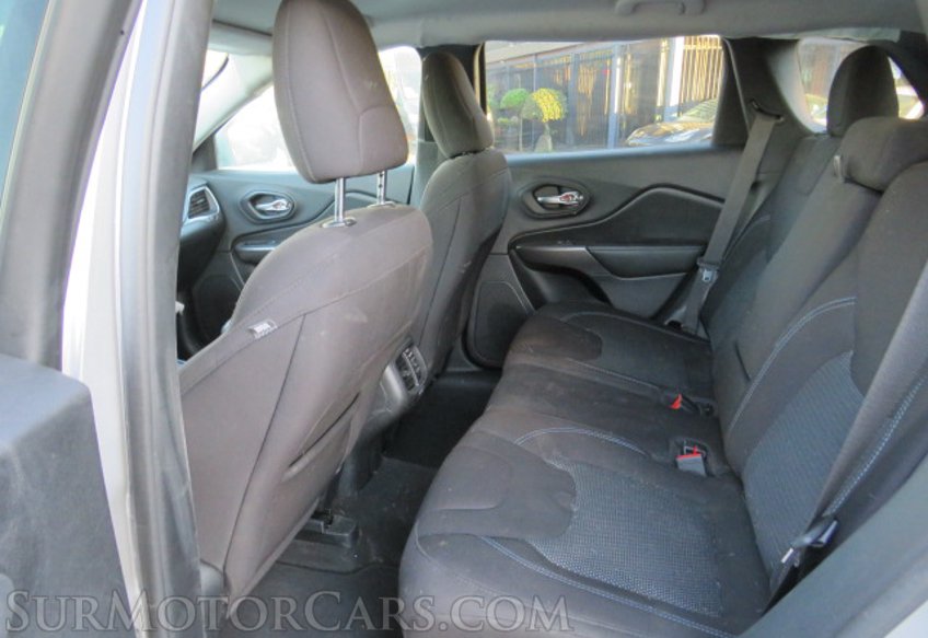 2020 Jeep Cherokee - Image 31