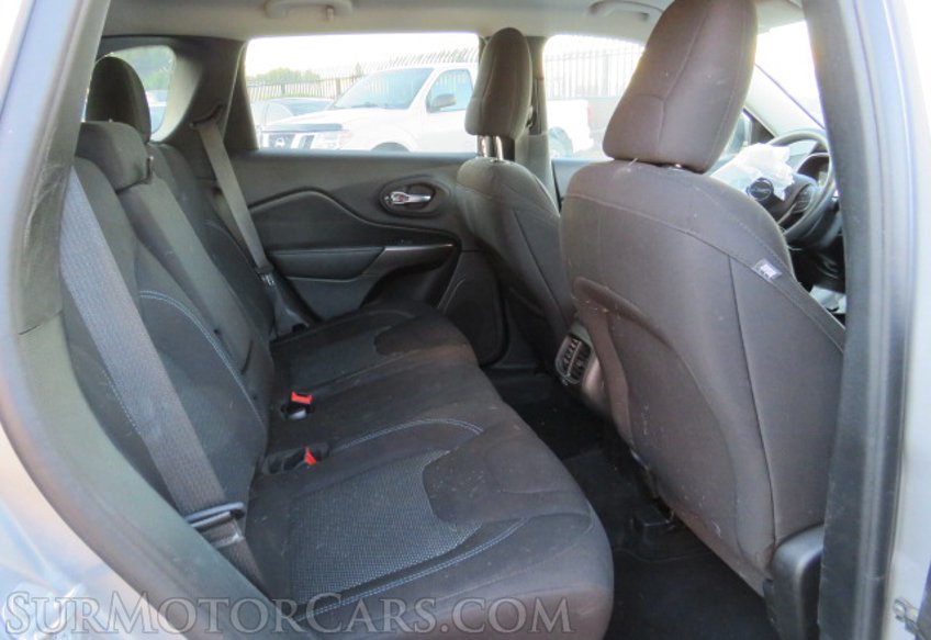 2020 Jeep Cherokee - Image 30