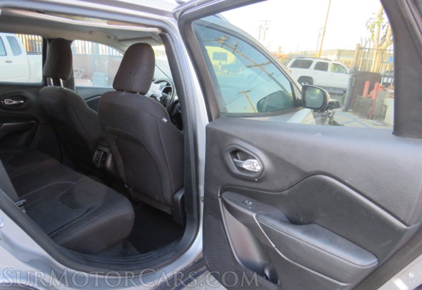 2020 Jeep Cherokee - Image 23