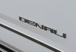 2020 GMC Yukon - Image 18