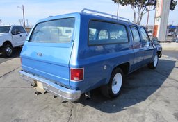 1975 Chevrolet SUBURBAN - Image 9