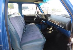 1975 Chevrolet SUBURBAN - Image 18