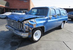 1975 Chevrolet SUBURBAN - Image 4