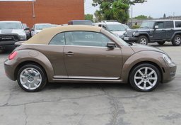 2013 Volkswagen Beetle Convertible - Image 12