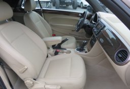 2013 Volkswagen Beetle Convertible - Image 25