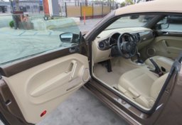 2013 Volkswagen Beetle Convertible - Image 23