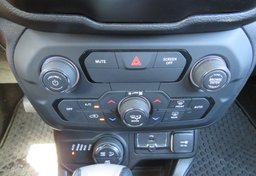 2018 Jeep Renegade - Image 45