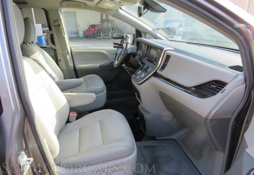 2018 Toyota Sienna - Image 28