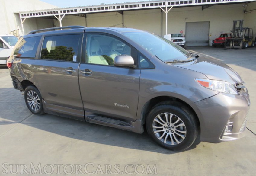 2018 Toyota Sienna - Image 2